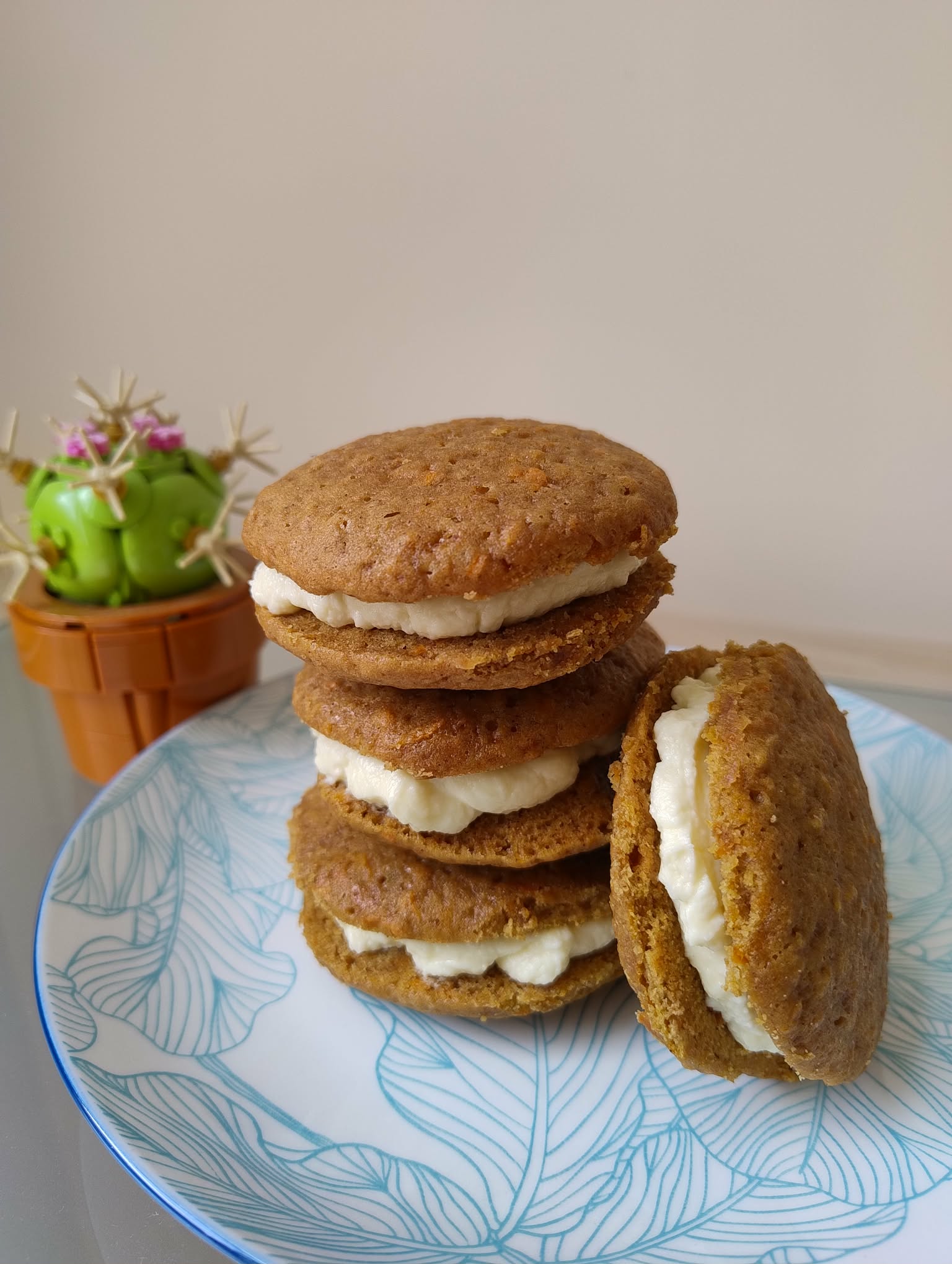 Carrot cake whoopie pies